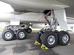 Main_landing_gear_of_747-8F